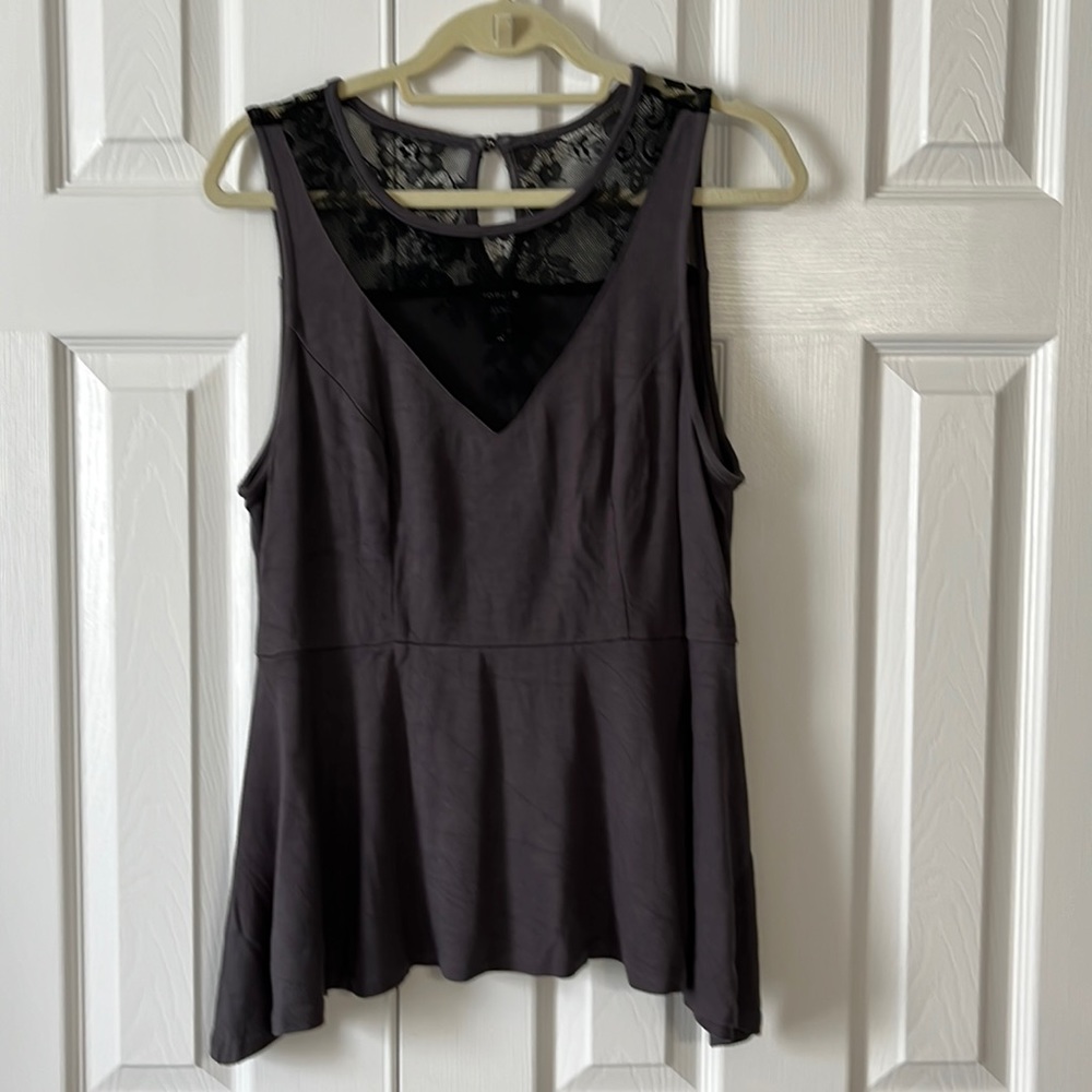 Torrid top. Gray & black lace. Sz 00. EUC